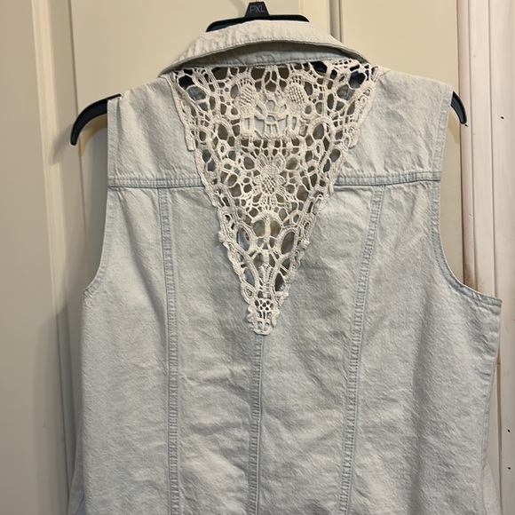 Size XL Delia’s sleeveless distressed light wash denim jacket. - Picture 4 of 4